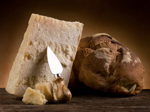 Сыр и хлеб с пармезаном - grana e pane rustico — стоковое фото