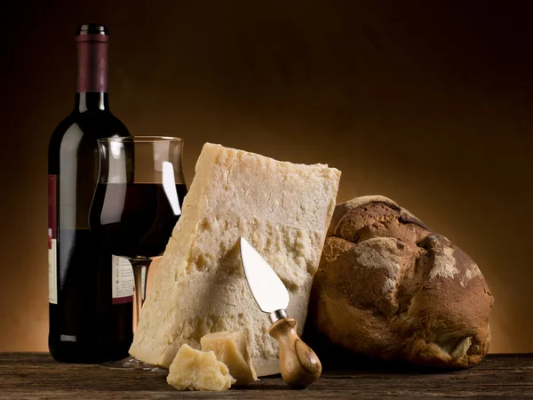 Parmezaanse kaas brood en rode wijn grana vino e deelvenster — Stockfoto