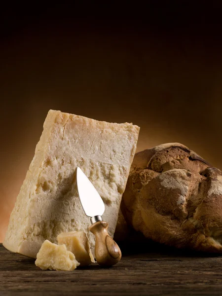 Queijo parmesão e pão - grana e pane rustico — Fotografia de Stock
