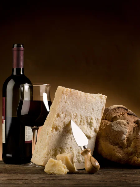 Parmesan cheese bread and red wine grana vino e pane — Stock Photo, Image