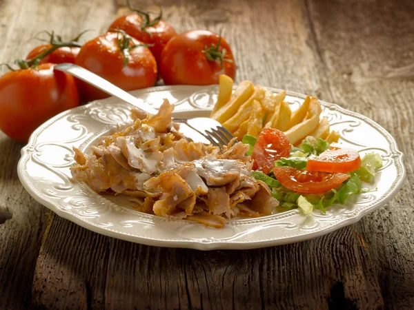 Кебап с салатом и картофелем на блюде — стоковое фото