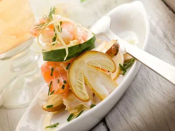 Salat mit Garnelen-Samone-Carpaccio in Scheiben geschnitten Eierpilz und Cucum — Stockfoto