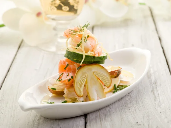 沙拉配虾 samone 薄片切片卵子蘑菇和 cucum — 图库照片