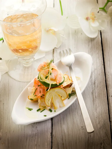 Salada com camarão samone carpaccio fatia ovum cogumelo e cuco — Fotografia de Stock