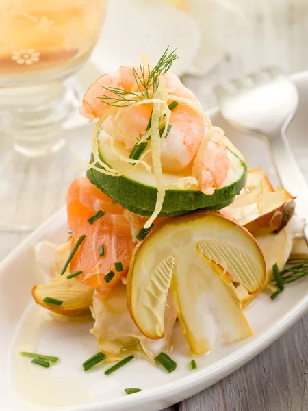 Salat mit Garnelen-Samone-Carpaccio in Scheiben geschnitten Eierpilz und Cucum — Stockfoto