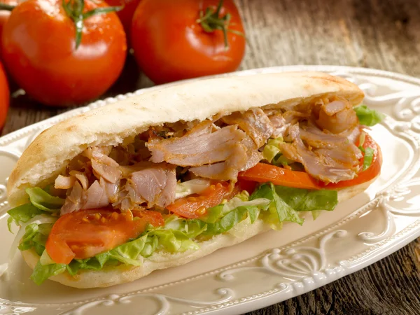 Сендвіч з кабачками на тарілці — стокове фото
