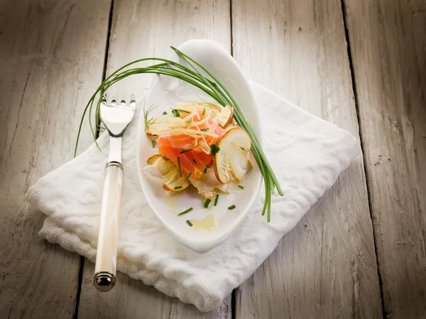Carpaccio de salmão com salada de cogumelos de ovo de fatia — Fotografia de Stock