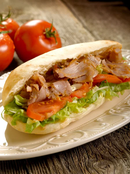 Кебаб сэндвич на тарелке — стоковое фото