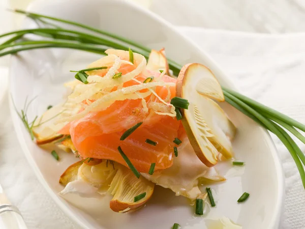 Карпаччо з лососем зі скибочкою грибного салату з яєць — стокове фото