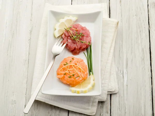 Salmón y tártaro de atún con limón y cebollino —  Fotos de Stock