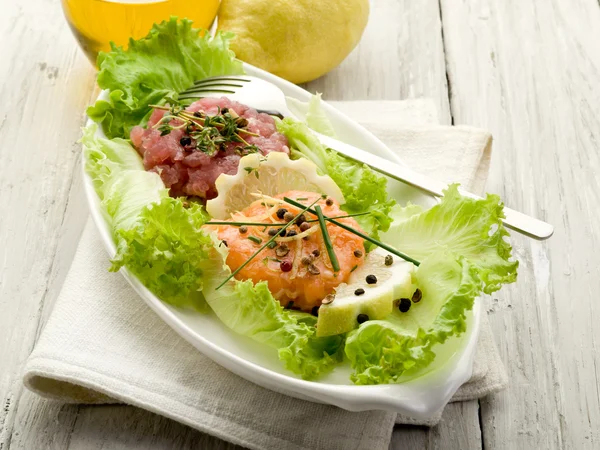 Yeşil salata somon ve ton balıklı tartar — Stok fotoğraf