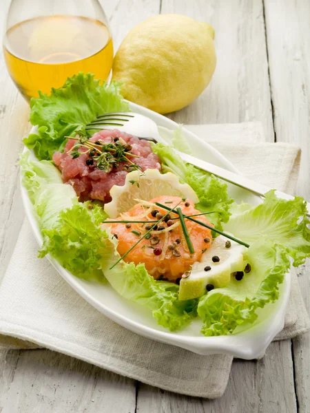 Salmón y tártaro de atún con ensalada verde —  Fotos de Stock