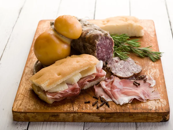 Focaccia salamı jambon ve peynirli kesme tahtası üzerinde — Stok fotoğraf