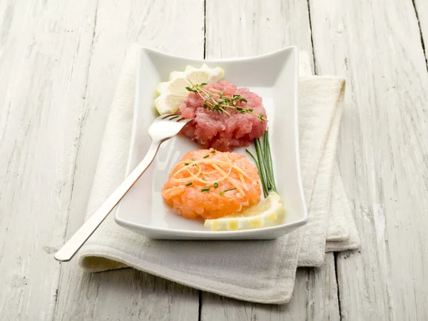 Lax och tonfisk tartar med citron och gräslök — Stockfoto