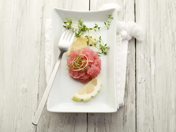 Tuna tartar with lemon and thymus — Stock Photo, Image