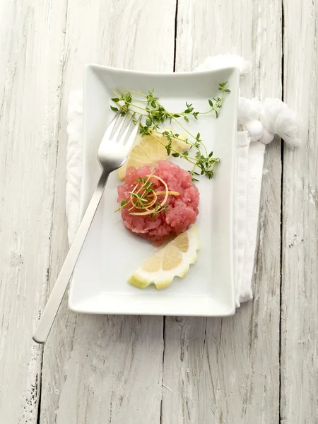 Tartaar van de tonijn met citroen en thymus — Stockfoto