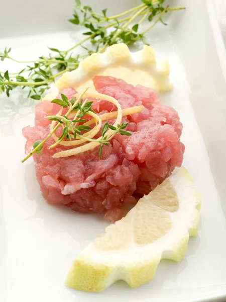 Tuna tartar with lemon and thymus — Stock Photo, Image