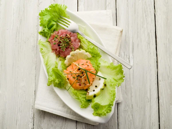 Salmon and tuna tartare with green salad — Stock Photo, Image