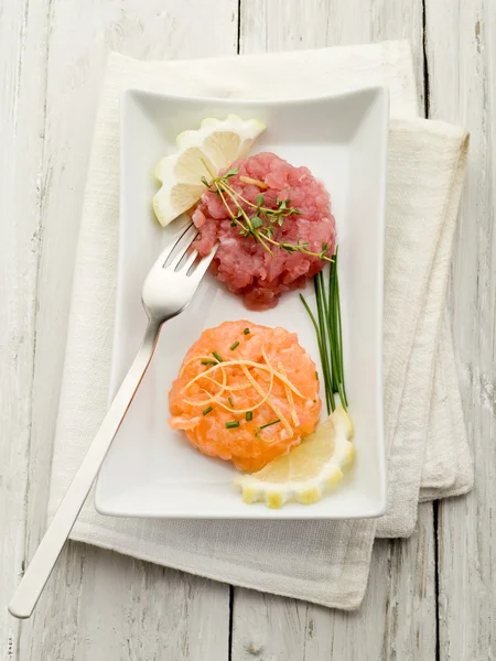 Somon ve ton balıklı tartar limon ve bıçak — Stok fotoğraf