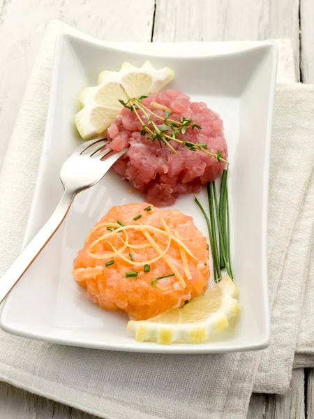 Somon ve ton balıklı tartar limon ve bıçak — Stok fotoğraf