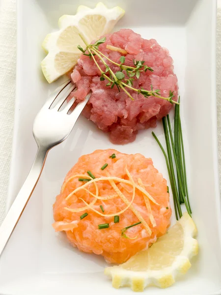 Salmón y tártaro de atún con limón y cebollino — Foto de Stock