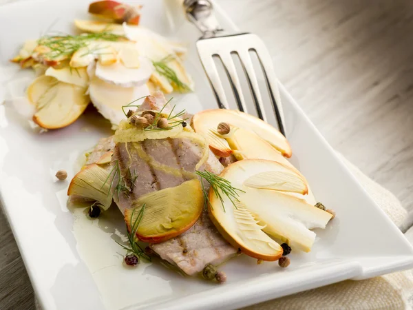 Thon grillé avec salade d'ovocytes crus en tranches — Photo