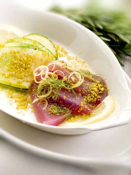 Thunfisch-Carpaccio mit Gurkenscheiben und zermahlener Pistazien — Stockfoto