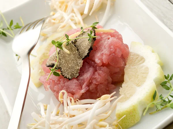 Тартар из тунца с трюфелями и соевыми ростками — стоковое фото