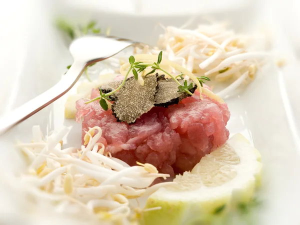 Sarro de atún con trufa y brotes de soja —  Fotos de Stock