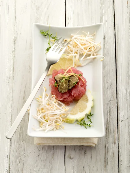 Tartaar van de tonijn met truffel en soja spruiten — Stockfoto