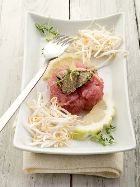 Tuna tartar mantar ve soya filizi ile — Stok fotoğraf
