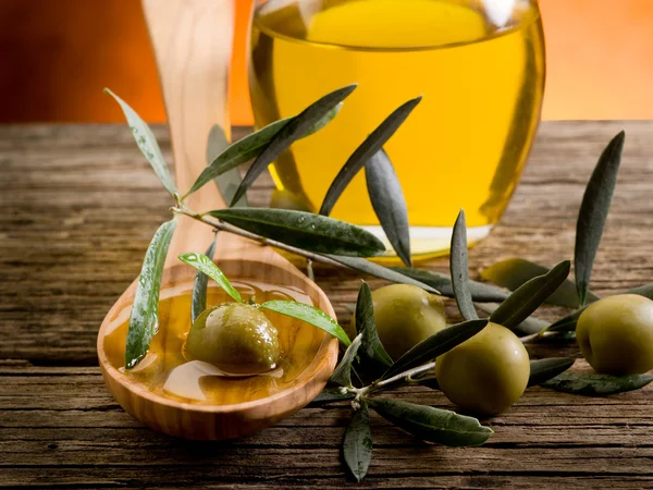 Оливкова олія над лісовою ложкою — стокове фото