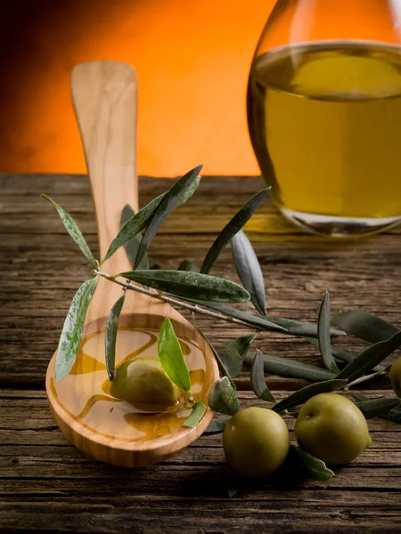 Huile d'olive sur cuillère en bois — Photo