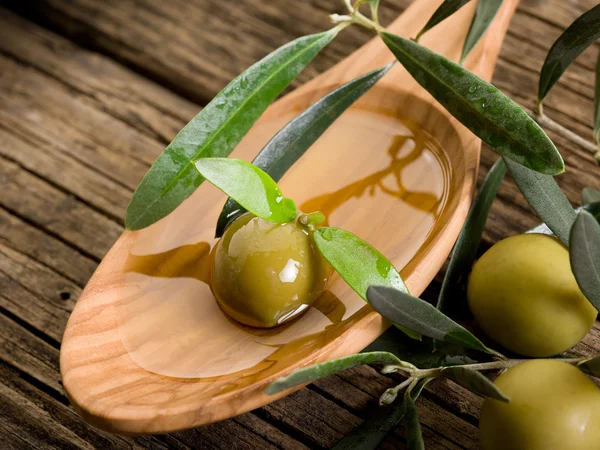 Aceite de oliva sobre cuchara de madera —  Fotos de Stock