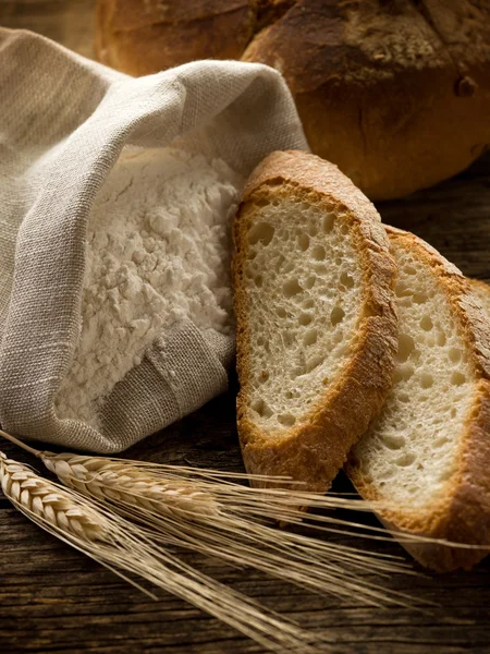 Хлебное ухо и мука-панировка spighe e farina — стоковое фото