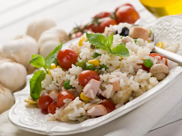 Rijst salade met verse tomaten op schotel — Stockfoto