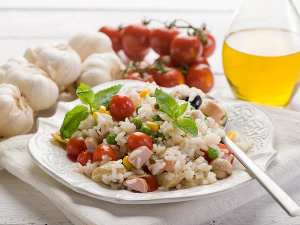 Ris sallad med färska tomater på maträtt — Stockfoto