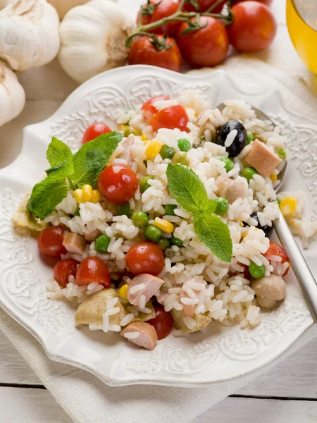 Pirinç salatası yemek üzerine taze domates — Stok fotoğraf