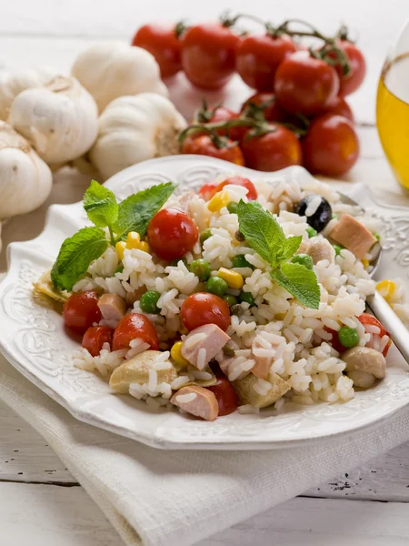 Insalata di riso con pomodori freschi sul piatto — Foto Stock