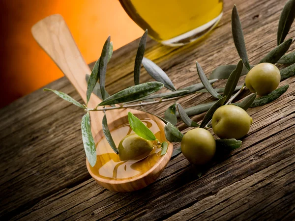 Olivový olej nad dřevěnou lžící — Stock fotografie