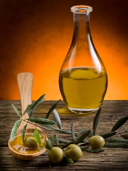 Olivolja över trä sked — Stockfoto