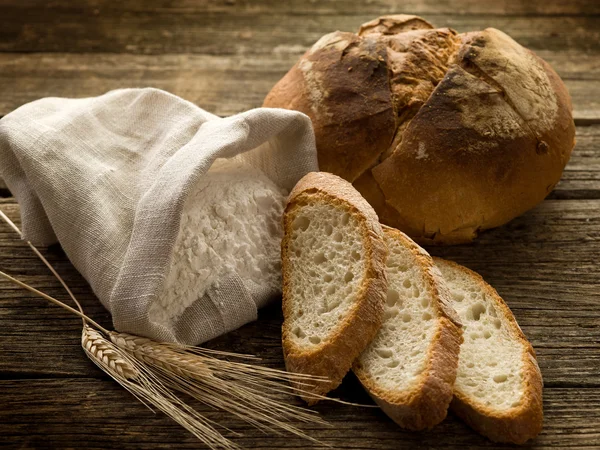 Oreja de pan y espiga de harina y farina —  Fotos de Stock