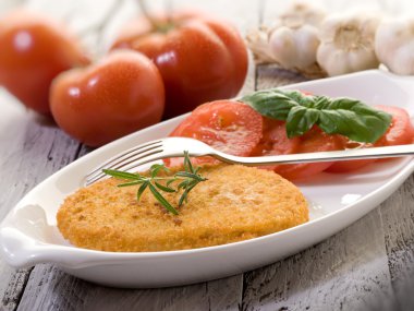 Vejetaryen göğsü ile dilim domates-cotoletta vegetariana