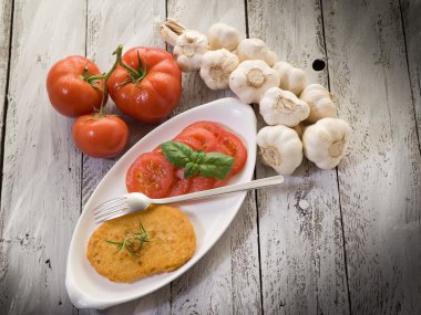 Vejetaryen göğsü ile dilim domates-cotoletta vegetariana