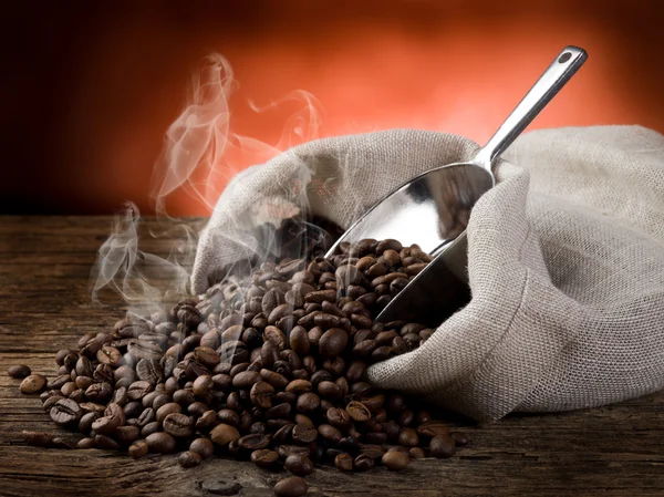 Горячий кофе в зернах — стоковое фото