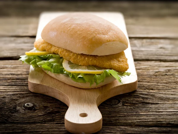 Бутерброд з котлети та зеленим салатом — стокове фото