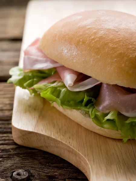 Бутерброд з пармською шинкою та зеленим салатом — стокове фото