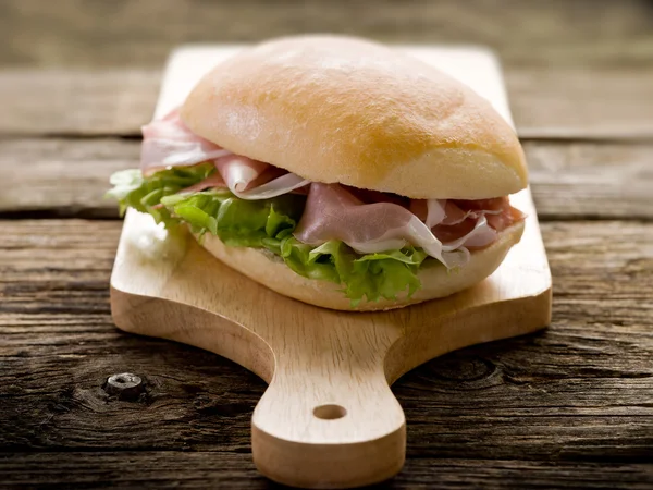Smörgås med parma skinka och grön sallad — Stockfoto