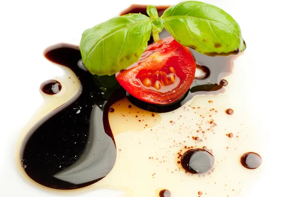 Olivolja balsmaic vinäger tomat och basilika — Stockfoto