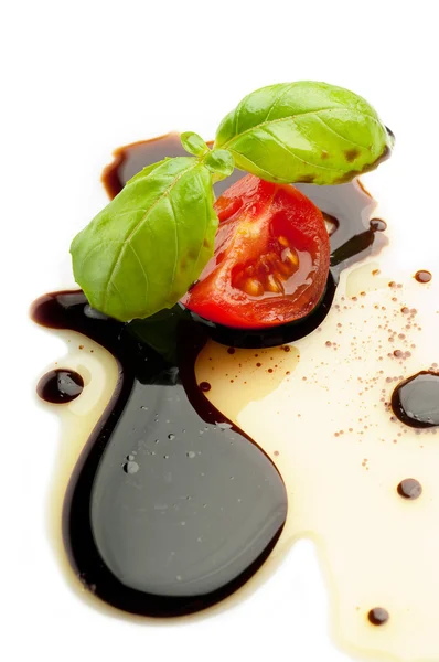Olijfolie balsmaic azijn tomaat en basilicum — Stockfoto